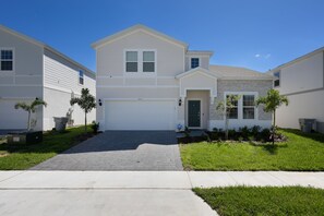 Exterior - SPECIAL OFFER! Get UP TO 20% off Weekly Rental with complementary Pool Heating! (Davenport)