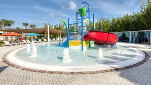 Ein Wasserspielbereich mit Rutsche und einer Fontäne.