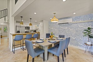 Dining - Family friendly condo, bright and beachy, walk to the beach! AC, pool, hot tub!  (Kihei)