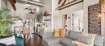 Lux Industrial Loft Penthouse ~ Top floor ~ 1865 Club/Bar Onsite ~ Sky Lounge  ~ 2 Mi to Broadway