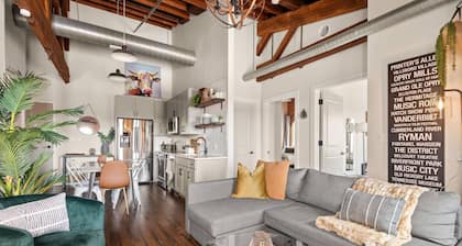 Lux Industrial Loft Penthouse ~ Top floor ~ 1865 Club/Bar Onsite ~ Sky Lounge ~ 2 Mi to Broadway