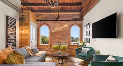 Lux Industrial Loft Penthouse ~ Top floor ~ 1865 Club/Bar Onsite ~ Sky Lounge ~ 2 Mi to Broadway