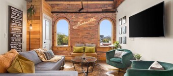 Lux Industrial Loft Penthouse ~ Top floor ~ 1865 Club/Bar Onsite ~ Sky Lounge ~ 2 Mi to Broadway
