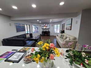 Smart-TV, Kamin, Tischtennisplatte