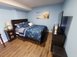 1 Schlafzimmer, Zimmersafe, Schreibtisch, Bügeleisen/Bügelbrett