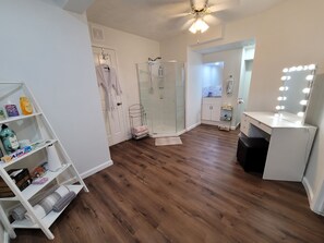 Duschwanne, Whirlpool, umweltfreundliche Kosmetikartikel, Haartrockner