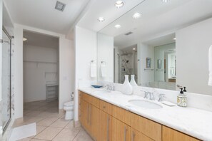 Hair dryer, towels - Sapphire 1301 - By GISO Vacation Rentals (South Padre Island)