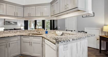 Ocean Breeze 66 -Updated Townhouse, Coligny Area, Pools, Walk to Beach, Private Deck, Tennis