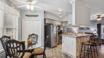 Réfrigérateur, micro-ondes, lave-vaisselle, cafetière/bouilloire