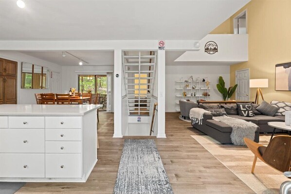 Smart-TV, Kamin, Tischtennisplatte