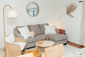 Living area - Sunset Beach Villa - 2 BR - Sea Trail - Pool (Sunset Beach)