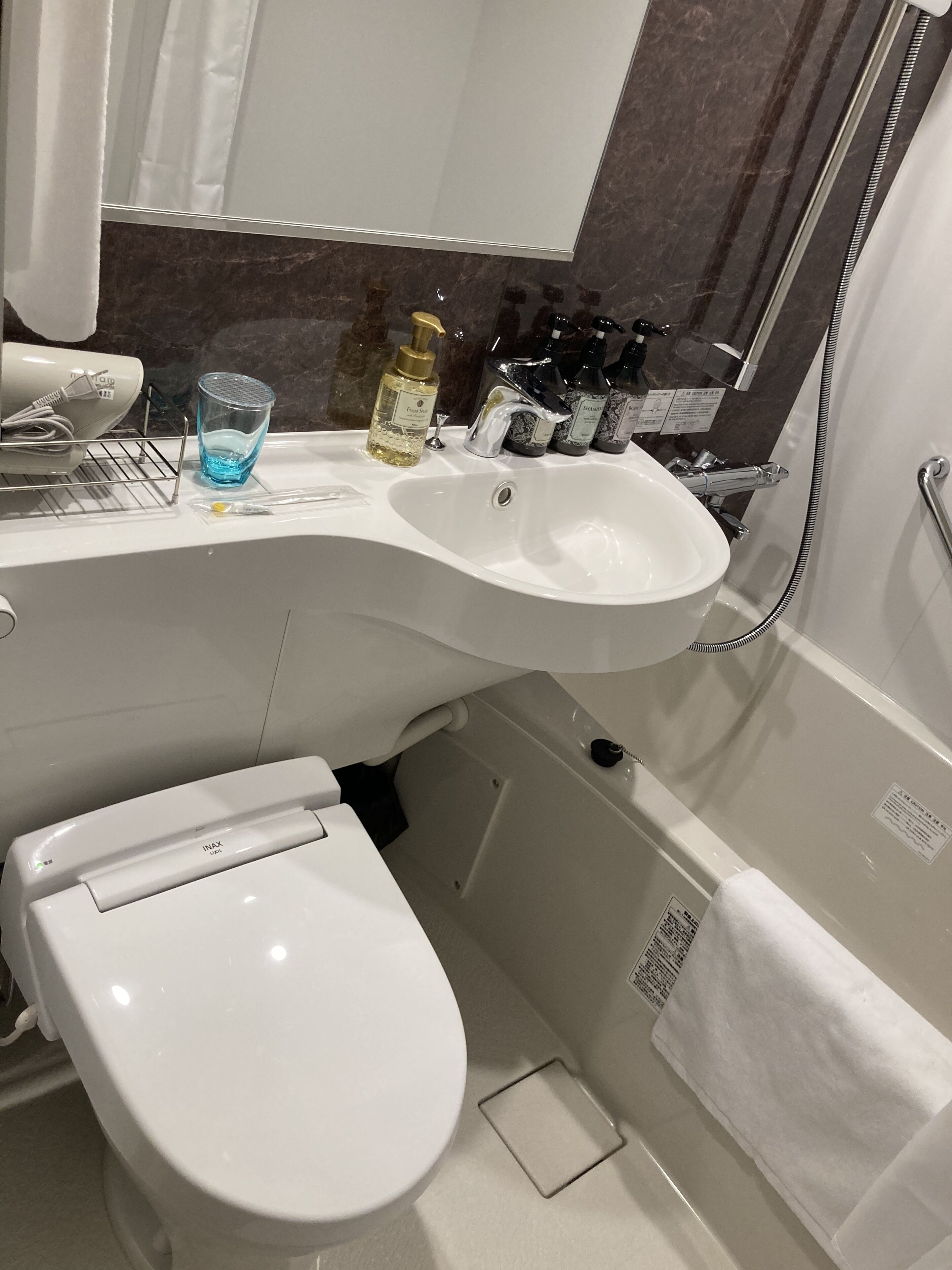 Duschwanne, Haartrockner, Hausschuhe, Bidet