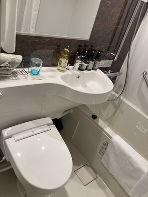 Ensemble baignoire-douche, séchoir à cheveux, pantoufles, bidet