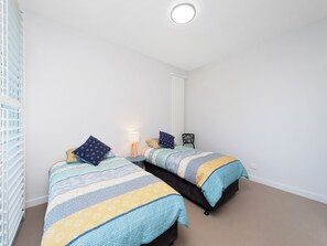4 chambres, bureau, fer et planche à repasser, lit de bébé portatif