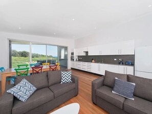 Smart TV, books - Ocean Views 41 (Anna Bay)