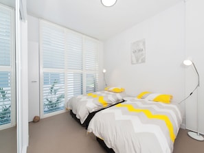 4 habitaciones, escritorio y tabla de planchar con plancha 