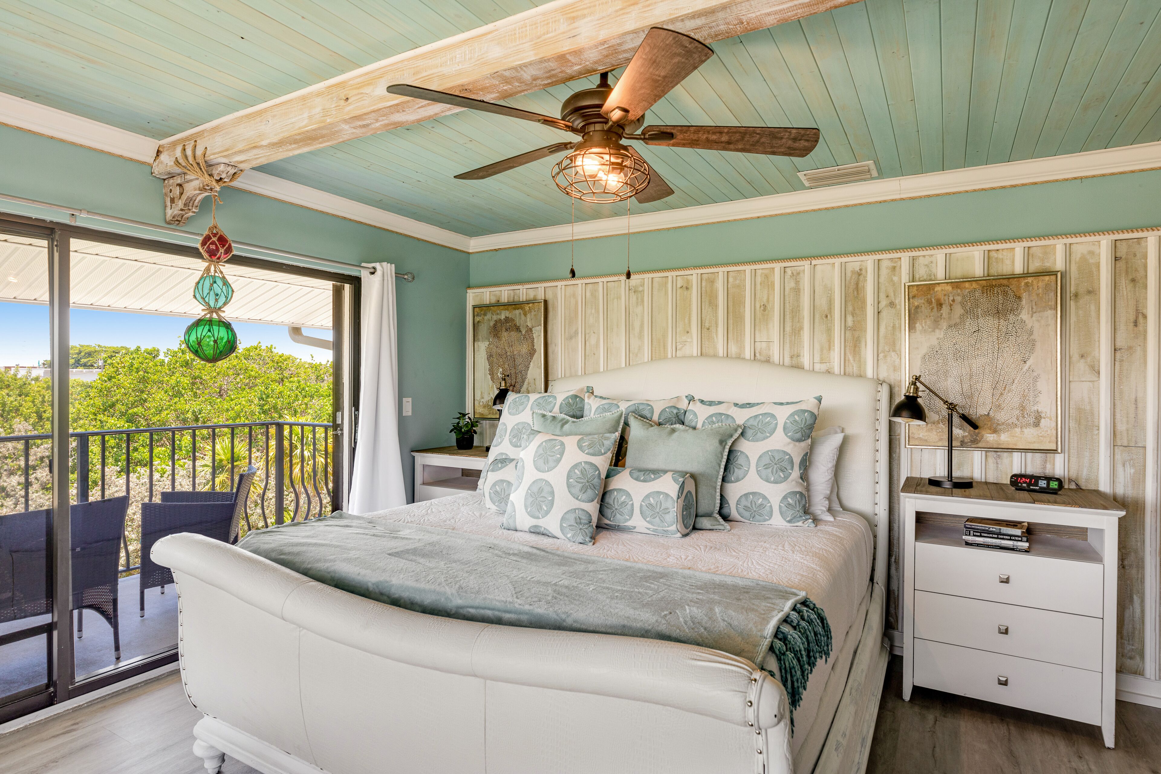 2 bedrooms, iron/ironing board, internet, bed sheets