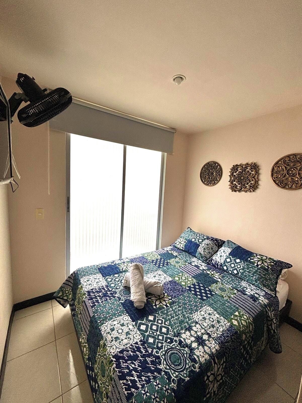 2 多间卧室、免费 WiFi、床单