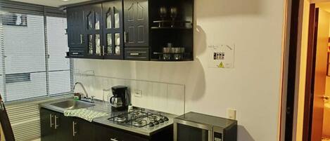 Refrigerador, microondas, lavavajillas, cafetera/tetera