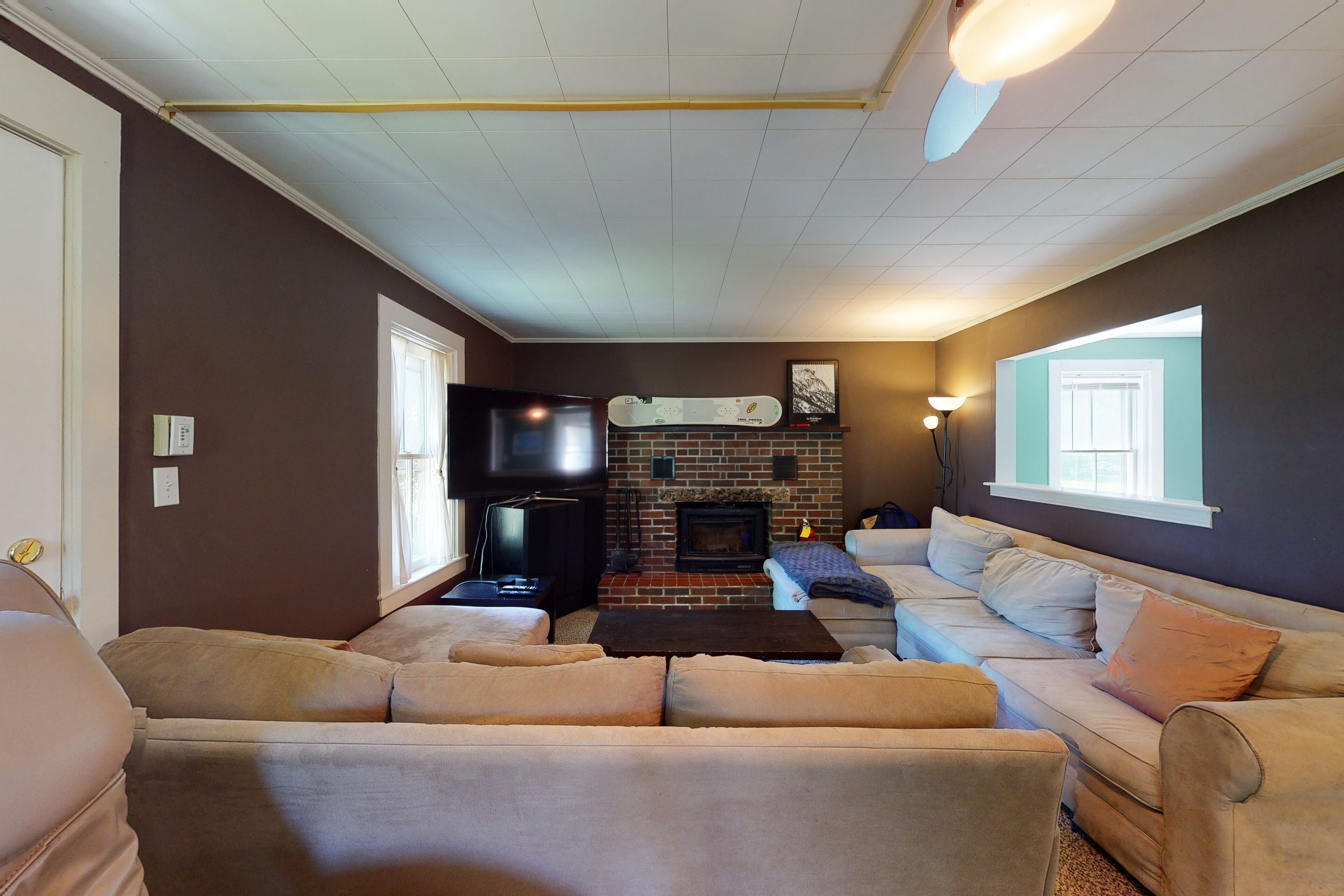 Riverfront house walking distance to town with fireplace and w/d - dogs welcome