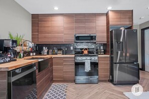 Fridge, microwave, oven, stovetop - ★Modern Luxurious Stay★Bidet★Lighted Mirror★ (Rapid City)