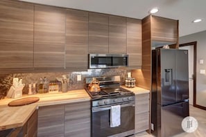 Kühlschrank, Mikrowelle, Ofen, Herdplatte