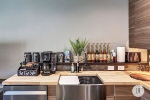 Fridge, microwave, oven, stovetop - ★Modern Luxurious Stay★Bidet★Lighted Mirror★ (Rapid City)