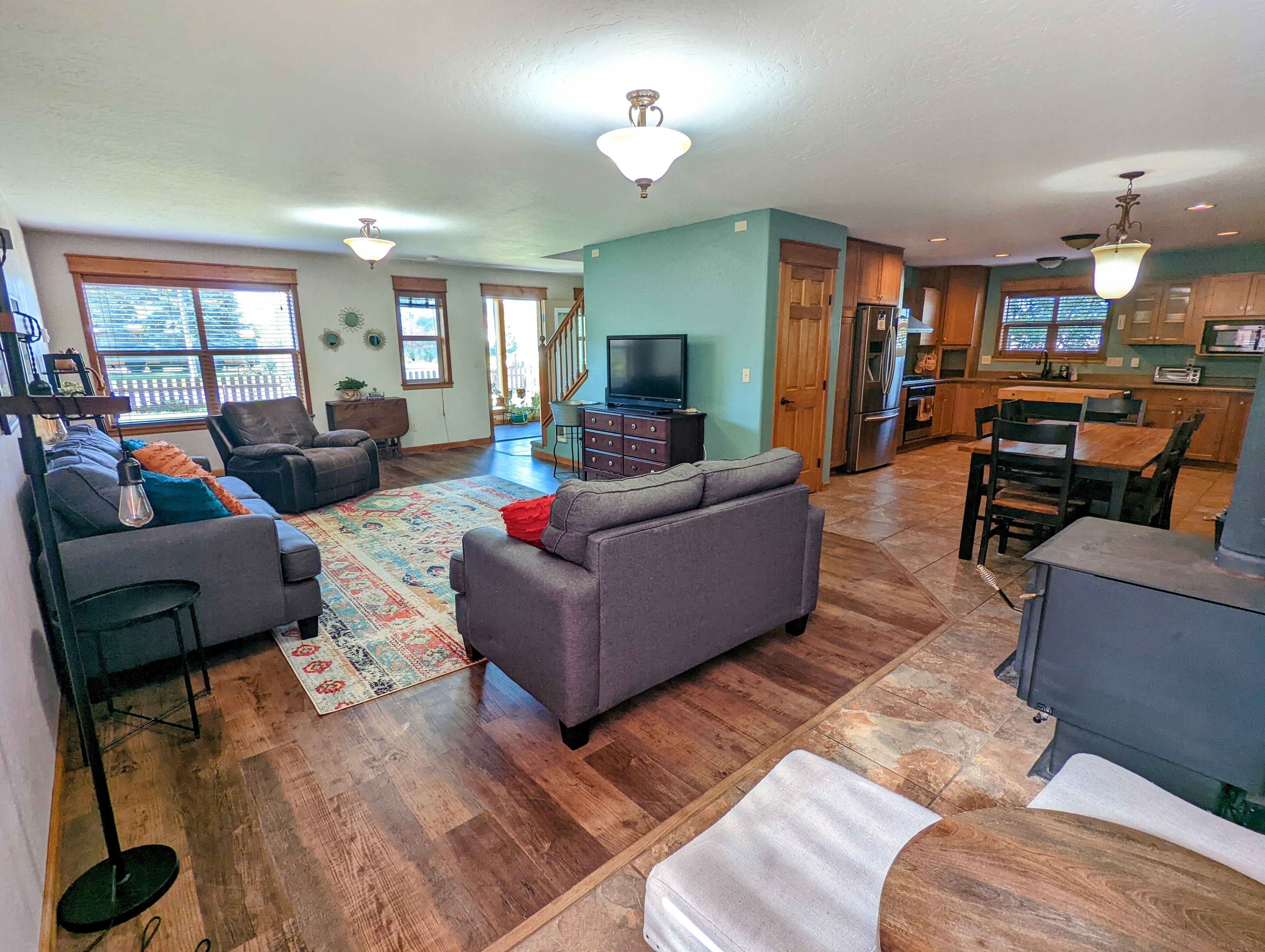 Televisión, reproductor de DVD y libros 