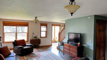 Una televisión, un reproductor de DVD, libros