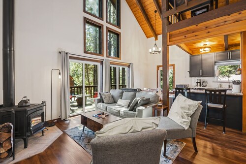 The Chalet - Bright Tahoe Donner Home with BBQ, Deck, Close to Trails