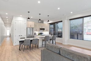 Interior - 3-bedroom Daily Monthly Rates Available Unit 1 (Parksville)