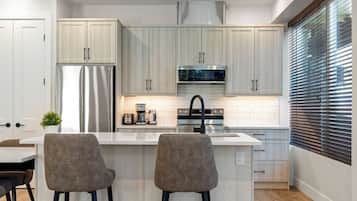 KĂŒhlschrank, Mikrowelle, Ofen, Herdplatte