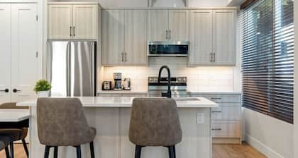 3-bedroom Daily Monthly Rates Available Unit 1