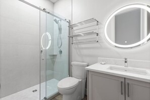 Hair dryer, towels, soap, shampoo - 3-bedroom Daily Monthly Rates Available Unit 1 (Parksville)