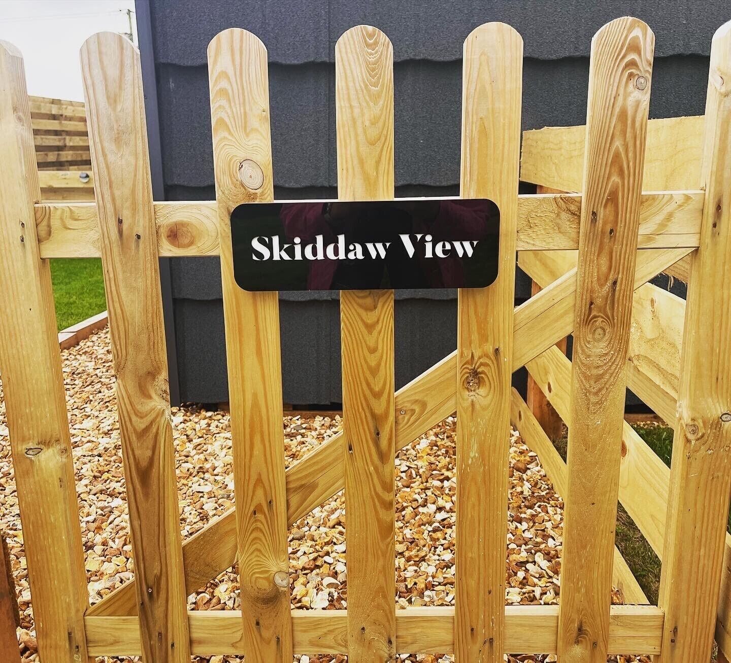 Una porta de fusta amb un rètol que diu "Skiddaw View".