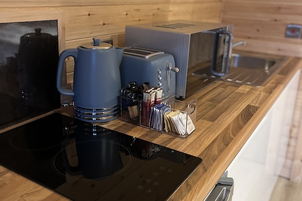 Refrigerador, microondas, placa de cocina, tetera/pava eléctrica