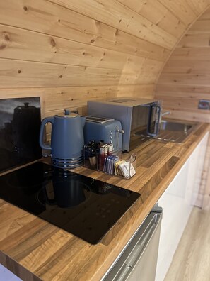 Kühlschrank, Mikrowelle, Herdplatte, Wasserkocher