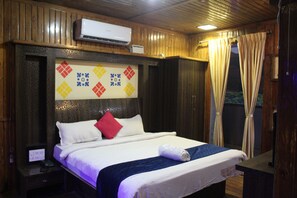 Kamar Double Premier | Tirai kedap cahaya dan seprai linen