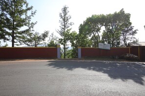 Pintu masuk properti