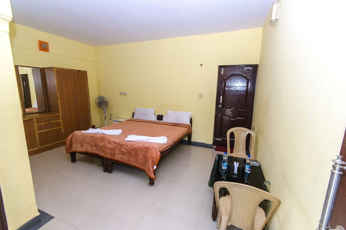Kamar Double Comfort | Tirai kedap cahaya dan seprai linen