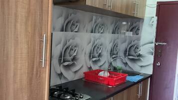 Basic Single Room | Private kitchen | Full-sized fridge, microwave, stovetop, electric kettle