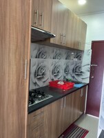 Refrigerador con freezer, microondas, placa de cocina