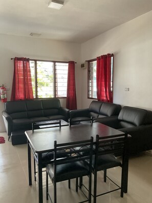 Basic-Apartment, 2 Schlafzimmer | Wohnbereich