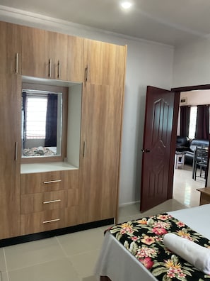 Cortinas blackout, tabla de planchar con plancha y wifi gratis 
