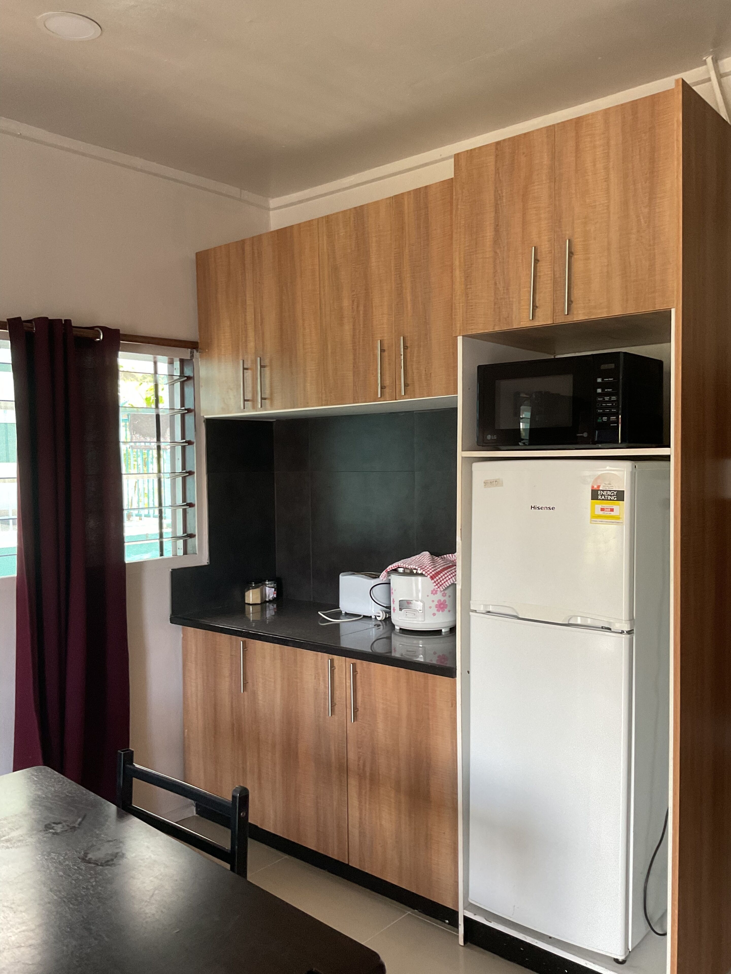 Full-sized fridge, microwave, stovetop, electric kettle