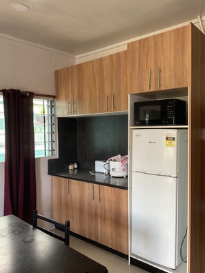 Refrigerador con congelador, microondas y parrilla de estufa