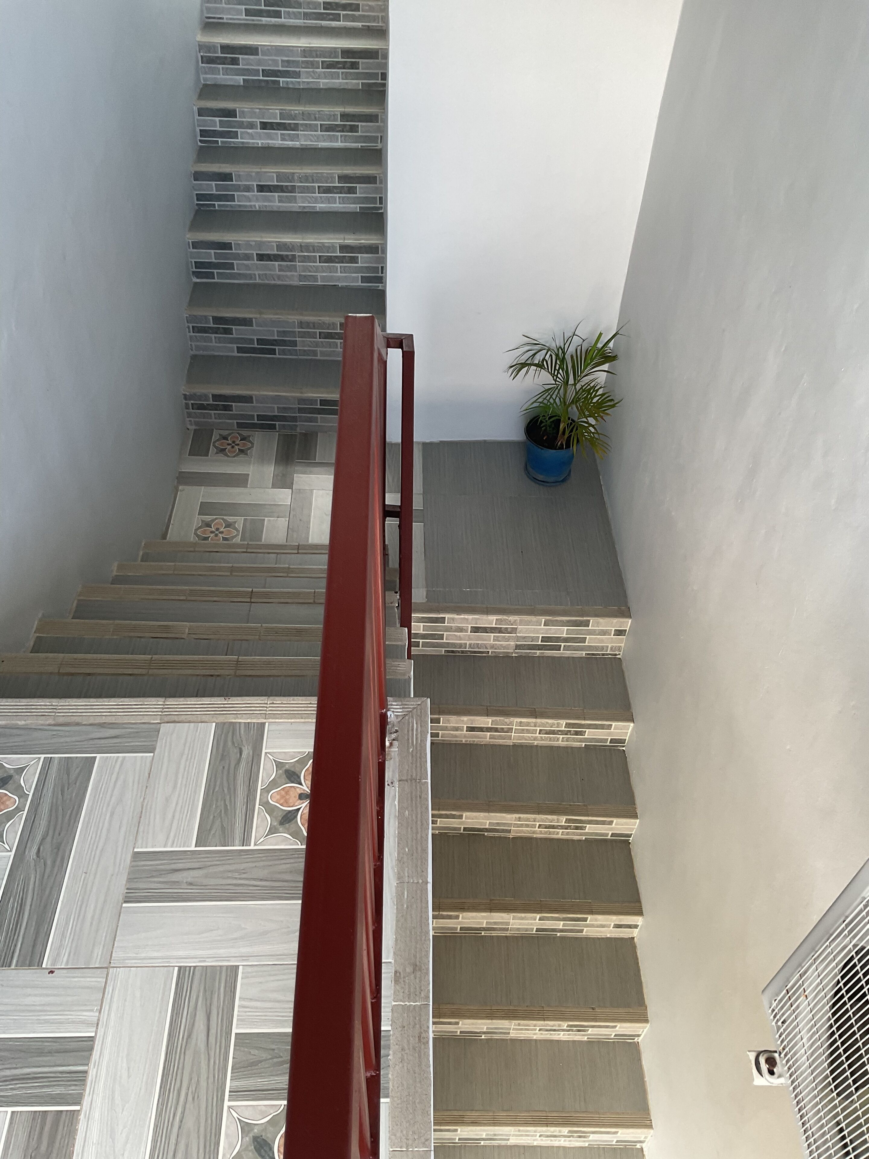 Una escalera con baldosas estampadas que conduce a una plataforma.
