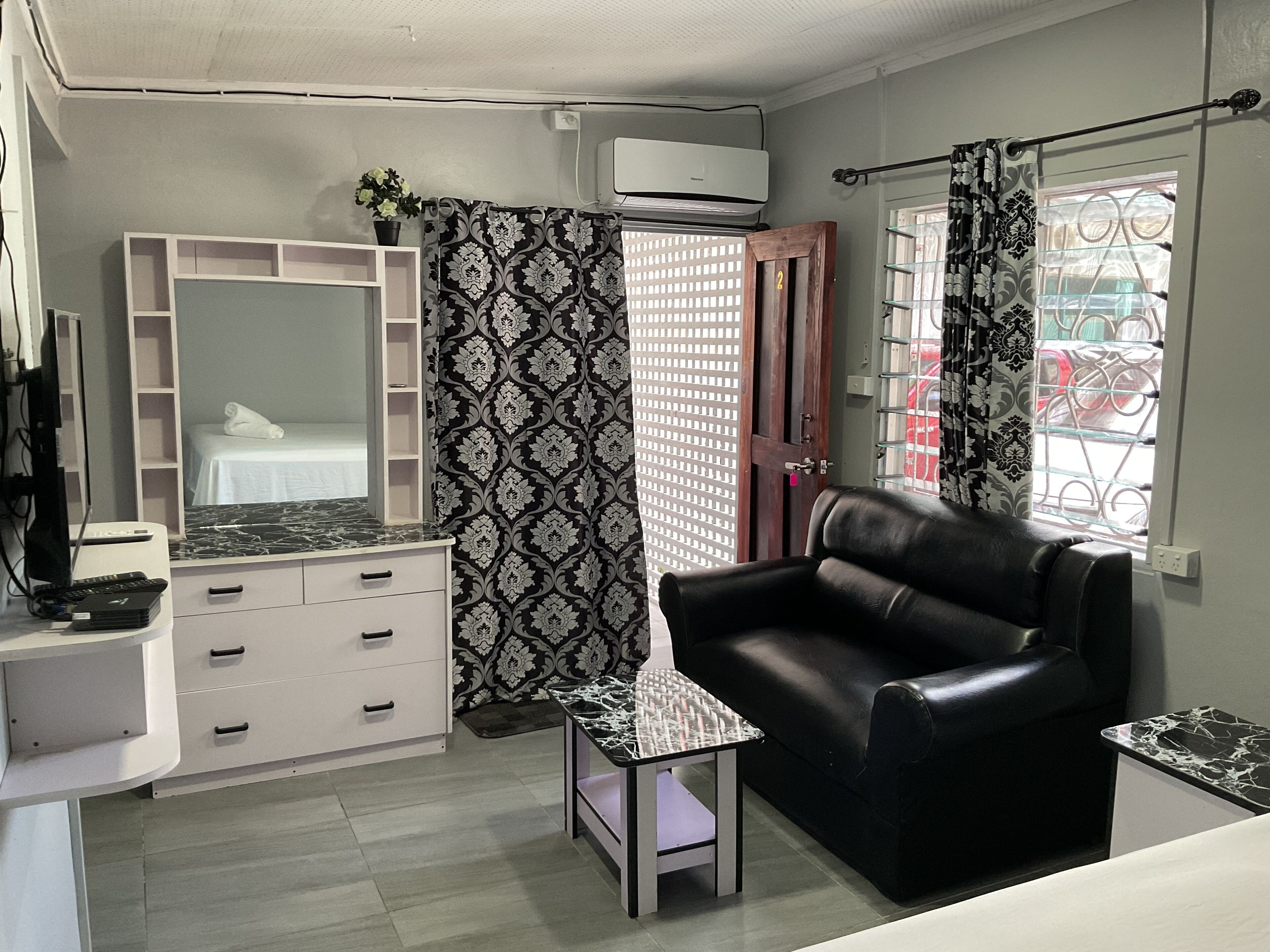 Cortinas opacas, tabla de planchar con plancha, wifi gratis