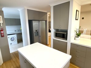 Refrigerador con freezer, microondas, horno, placa de cocina