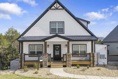 Luxury Lodge Near Lake • Hot Tub, Pools, Firepit & Games